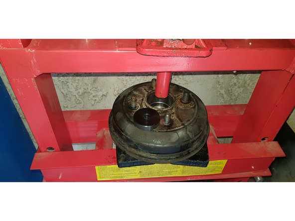 Afin de faciliter le montage placez vos bagues extérieures au congélateur quelques minutes. Cela aura pour effet de contracter l'acier et le diamètre de la bague va légèrement diminuer facilitant ainsi la mise en place.