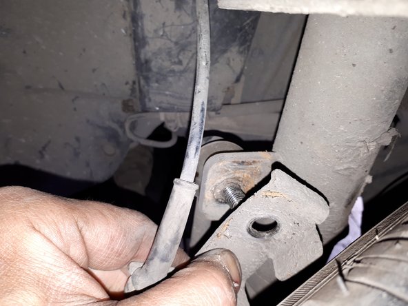 Écarter le support de câble ABS, retenue par l'écrou supérieure de la biellette pour la dégager