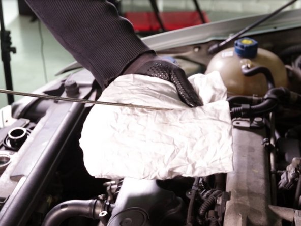 Retirer la jauge et essuyer la avec chiffon propre