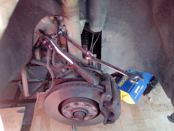 Desserrer l'écrou de la biellette de barre stabilisatrice à l'aide d'une clé plate de 18 et une clé plate de 16 pour faire une prise de force + 1 embout btr de 5. et une clé a criquet 1/2 pour empêcher la rotule de tourner.