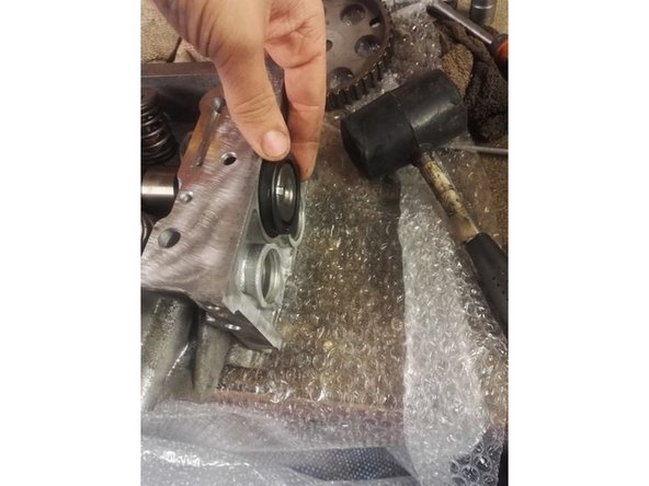 Placez l'ancien joint devant et tapez avec un maillet caoutchouc pour enfoncer complètement le nouveau joint