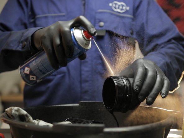 Nettoyer la cloche avec du nettoyant frein