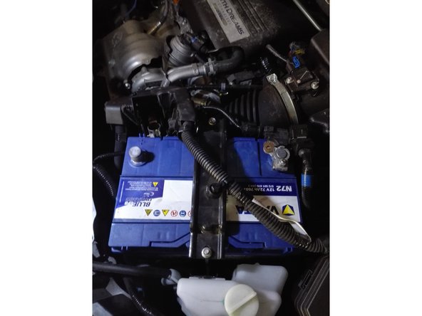 Après avoir placé la nouvelle batterie dans son logement en commençant par replacer la borne +, on fixe la traverse de maintient et on resserre les cosses sur les bornes de la batterie.(voir étapes 2 et 3 de ce tutoriel)