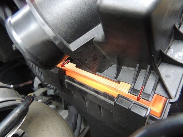 Replacer le couvercle du boitier en commençant par les deux ergots situés à gauche de celui-ci.