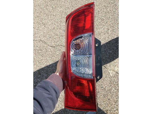 Pour dégager l'ampoule, la faire tourner sur elle même en faisant pression. Modèles d'ampoules : De haut en bas: