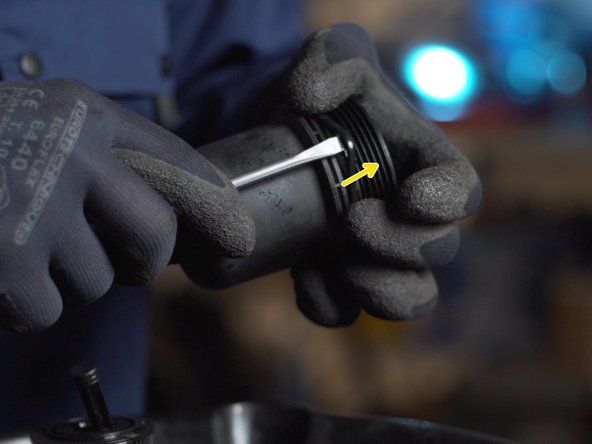 A l'aide d'un petit tournevis plat retirer l'ancien joins présent sur la cloche