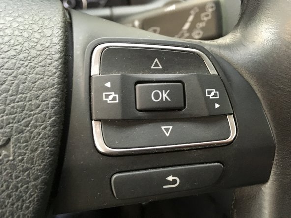 Pour la remise à zéro utiliser les boutons a droite sur le volant