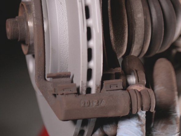 Revissez la vis du bas pour fixer la chape