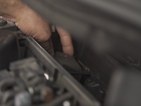 Tirer sur la mousse filtrante dans le fond de la boite à air pour la déposer