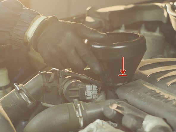 Placer un entonnoir dans le bouchon de remplissage