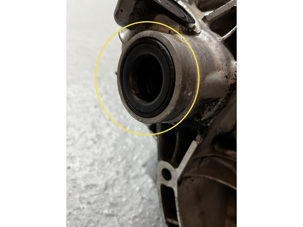 Remplacer les joints spi de transmission de part et d'autre de la boite de vitesse. Extraire les anciens joint avec un tournevis puis insérer les neufs avec une maillet plastique.