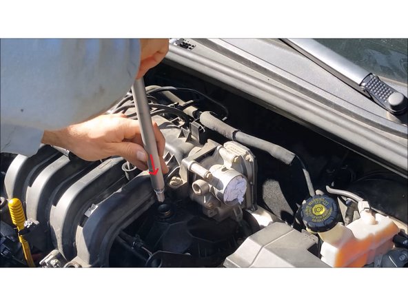 mettez la nouvelle bougie dans la clef a bougies puis faite la descendre dans le puit, revisé la a la main au début et finir de serrer avec la poignée en t