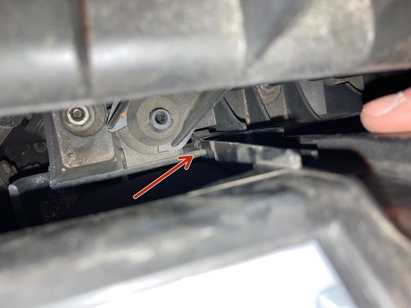 Replacez le cache des fusibles moteur, en vous assurant de bien l'emboiter dans les 4 points de fixation.