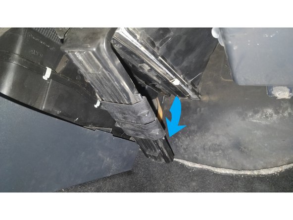 Coulissez les agrafes l'une vers l'autre jusqu'à se rejoindre au centre. Le couvercle est alors débloqué.