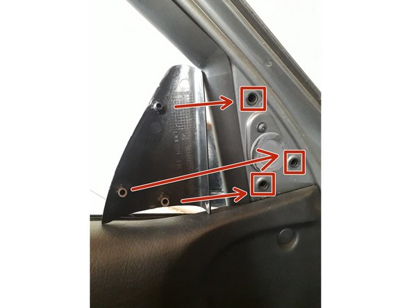 Déclipser l'enjoliveur intérieur du rétroviseur à l'aide d'une spatule puis tirer pour dégager les 3 orifices