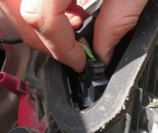 Débrancher le bloc de feu arrière