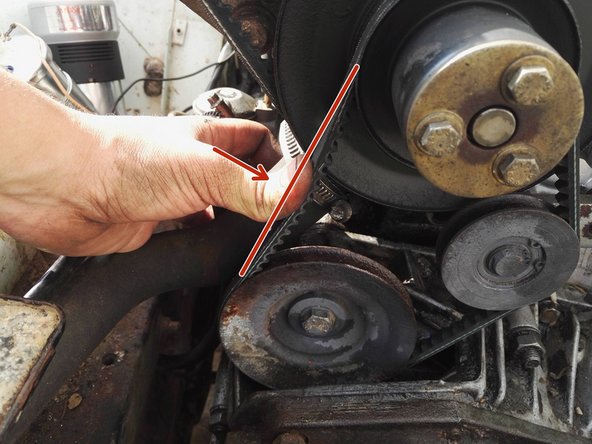 D'abord engager la courroie de l'alternateur (la plus petite des deux) vu qu'elle se trouve derrière... puis la courroie de pompe à eau (la plus grande des deux)