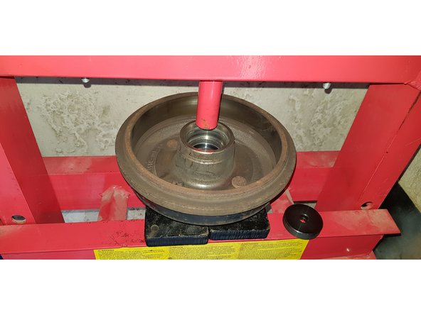 Retournez votre tambour et placez-le dans la presse.