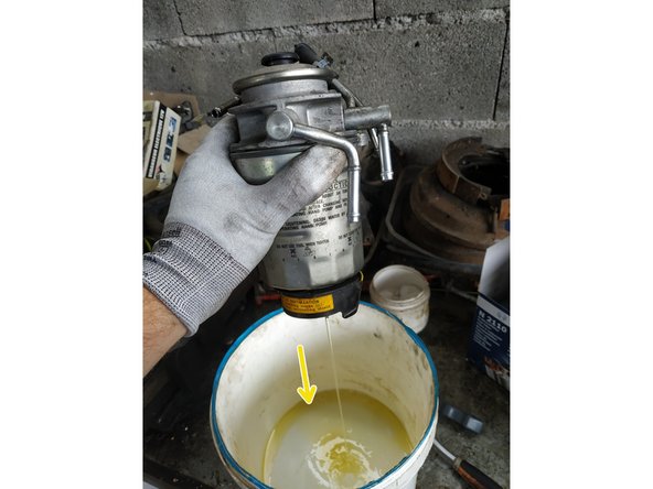 et vider le gasoil dans un récipient