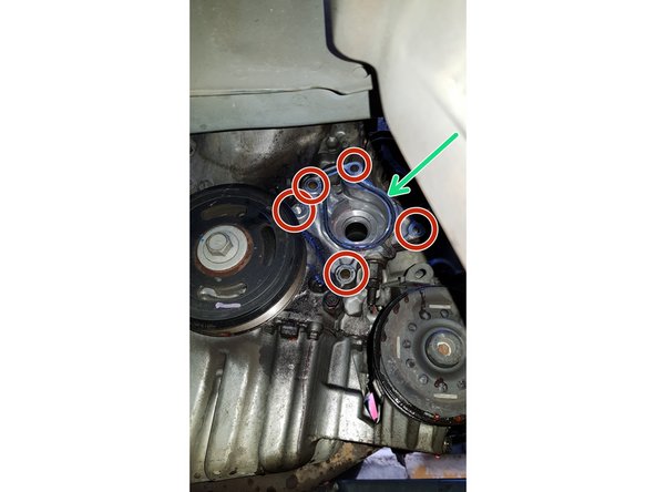 Une fois la pompe à eau enlevée, retirez le joint et nettoyez la portée de la pompe à eau.