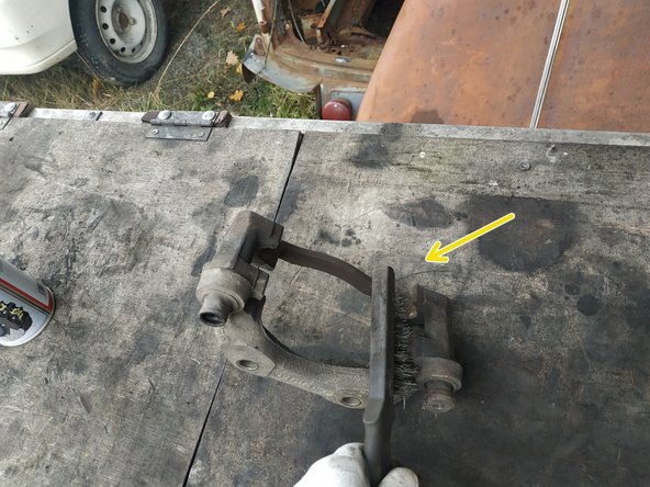 nettoyer le porte-étrier à l'aide de nettoyant frein et d'une brosse métallique, bien insister sur l'endroit où se glissent les plaquettes