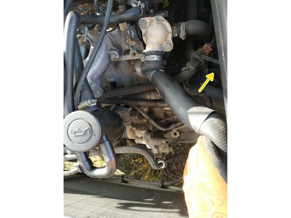 puis l'écarter légèrement : les 3 vis du démarreur sont accessibles