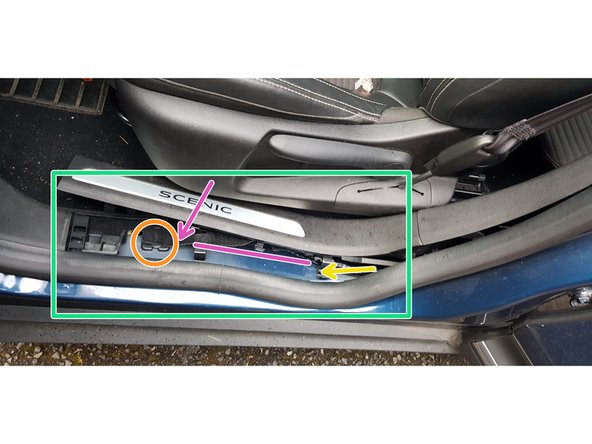 La dépose des seuils de portes (Arrière /Avant) se fait en tirant fortement le seuil vers le haut. Je n'ai pas trouvé comment déposer le support vertical au milieu entre l'arrière/Avant, mais on peux faire sans la dépose.