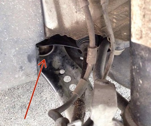 Vous pouvez maintenant replacé le nouveau triangle de suspension en respectant son sens.