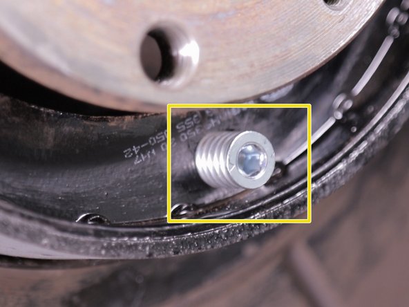 Replacer le guide sur la mâchoire du bas puis tourner d'un quart de tour avec la clé allen de 7