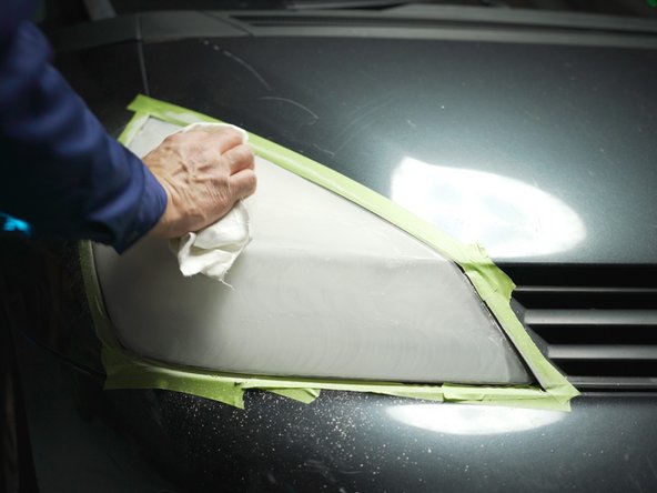 Dépoussiérer le phare à l'aide d'un chiffon