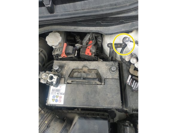 Il y a un collier à défaire sur la fiche de gauche mais il était cassé sur ce véhicule. Ça n'a pas une très grande importance en réalité.