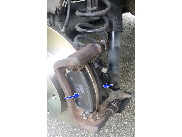 insérer les plaquettes de freins dans les agrafes