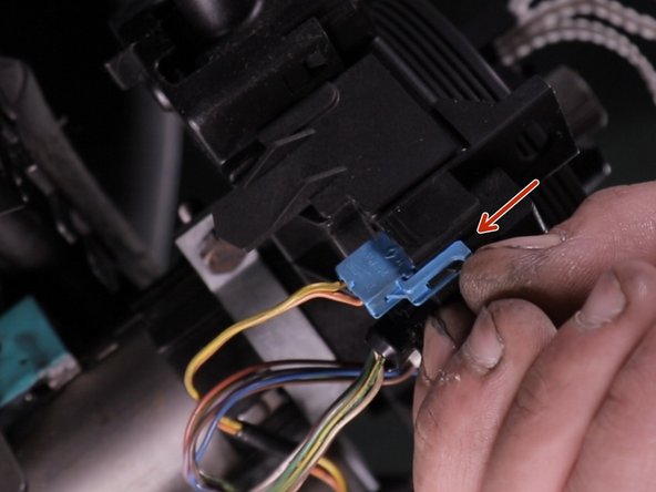 Retirer le connecteur d'air bag (bleu) en écartant la languette