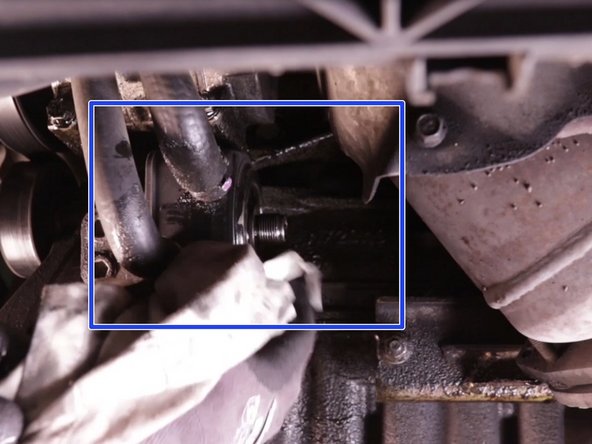 Nettoyer le support du filtre à huile à l'aide d'un chiffon propre