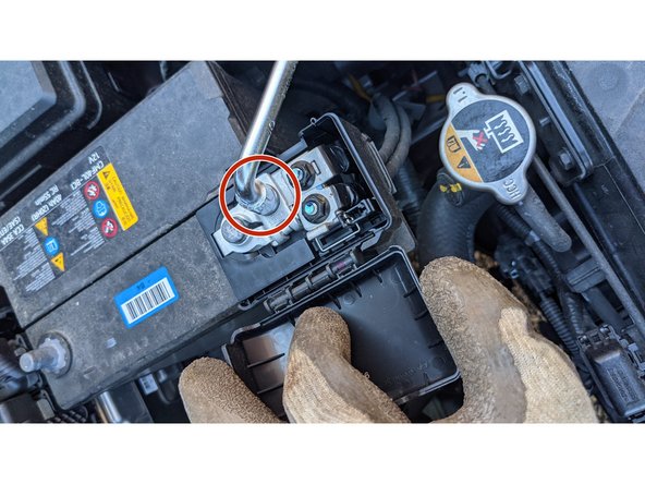 Déplacer le connecteur de la borne + sur la côté en étant sûr qu'il ne touche rien de métallique.