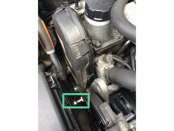 La courroie est montée avec un tendeur à ressort. Il est nécessaire de faire pivoter le galet tendeur vers l'avant de la voiture afin de pouvoir glisser une clé allen (par exemple) dans le trou de blocage du tendeur.