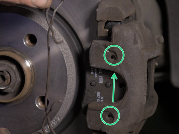 Placer le ressort sur l'étrier en commençant par le bas, puis le haut