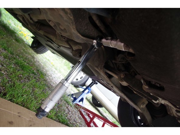 Pour dévisser le bouchon, une douille de 19 mm  vous sera utile.