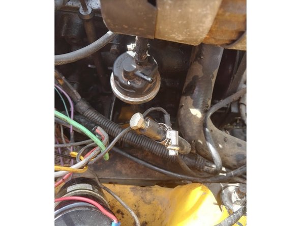 Débrancher la durite d'arrivée d'essence et la condamner