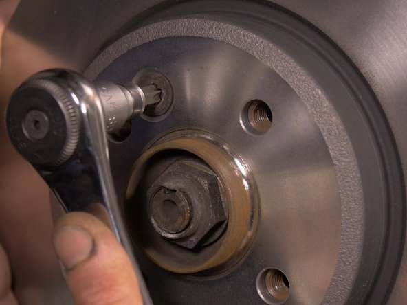 Replacer la vis du disque et la visser à l'aide d'un cliquet et une douille Torx T45