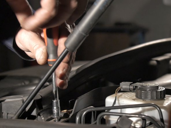 Retirer la vis présente des deux côtés de la baie de pare brise à l'aide de la clé à pipe de 8