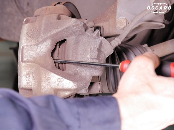 Repousser le piston à l'aide d'un tournevis pour écarter les plaquettes du disque