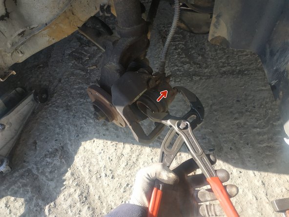 repousser le piston à fond à l'aide d'un repousse-piston ou d'une grande pince multiprise