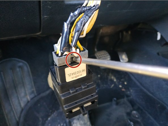 appuyer sur la languette de la fiche noire