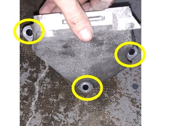 dévisser les 3 vis restante sur le support moteur (vissées dans le bloc); la vis inférieure est sous le support, voir la photo du support démonté afin de la localiser facilement (clé plate de 13); retirer le support moteur