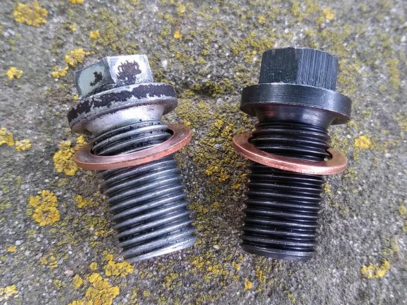 Enlever la ou les chandelle(s) pour remettre le véhicule à plat, et une fois l'huile entièrement écoulée remettre le véhicule sur chandelle(s).