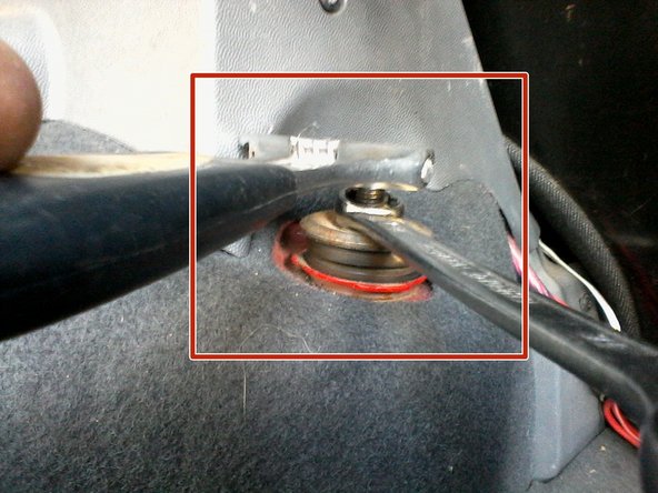 Serrage de l'écrou de fixation superieur de l'amortisseur