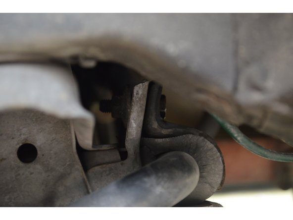 A l'aide de 2 clés de 13mm retirez le boulon.