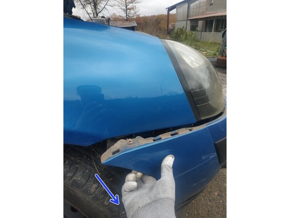 écarter le passage de roue et dévisser la vis de maintien du pare-chocs