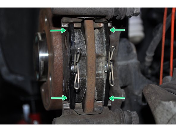 Placer les nouvelles plaquettes de frein.